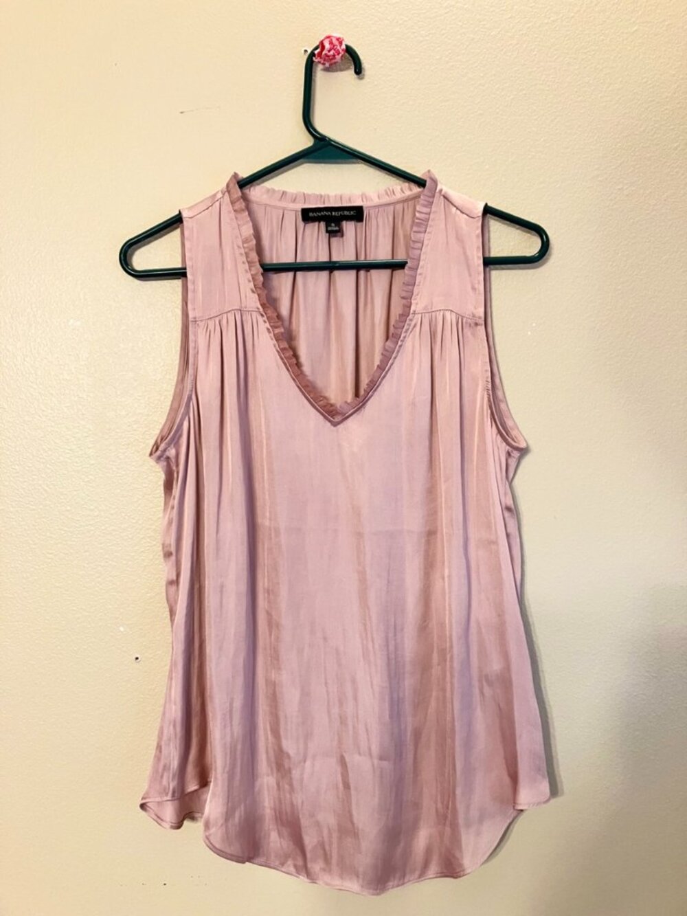 Banana Republic Blush Satin V-Neck Sleeveless Blouse